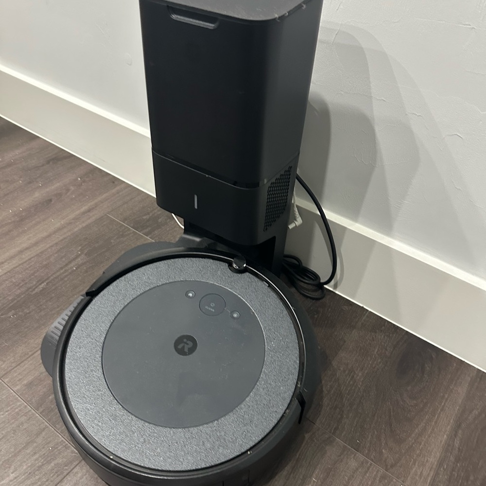Roomba i3+  with Charging Station